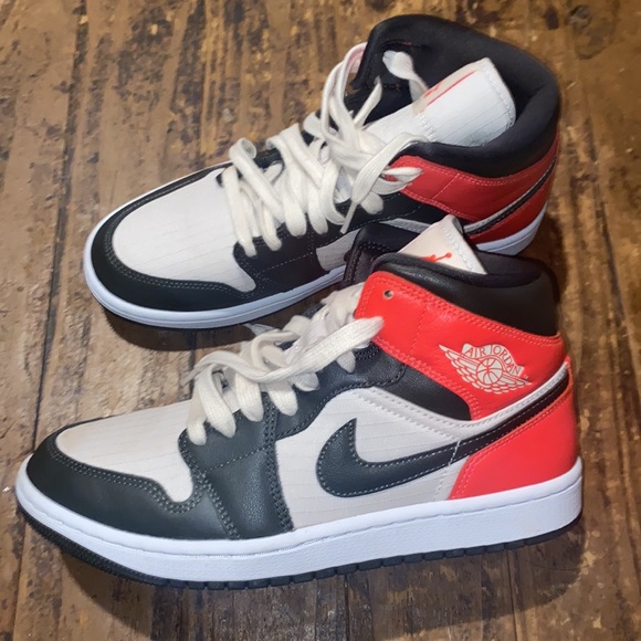 Nike Air Jordan 1 (Mid) - Picture 1 of 4